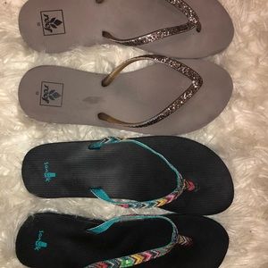 2 pairs of flip flops